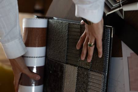 Met behulp van meubel staaltjes doet VEER interieur & design hier een meubelplan samenstellen.