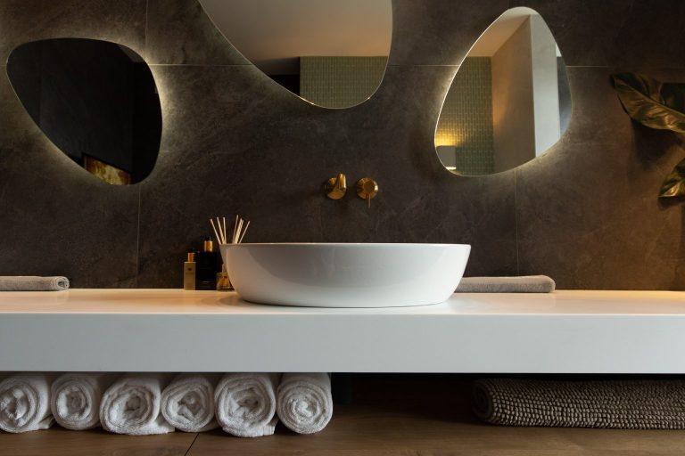 Hier is het resultaat van renovatie project te zien van een luxe badkamer in loft Den Haag. Ontworpen door VEER interieur & design