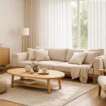 Japandi woonkamer met lichte houttinten, zachte stoffen en rustige uitstraling